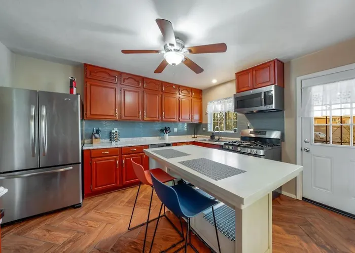Carport, 4 Bedroom 2 Ba, Sleeps Up To 8, Fenced Yard Holiday home Tucson