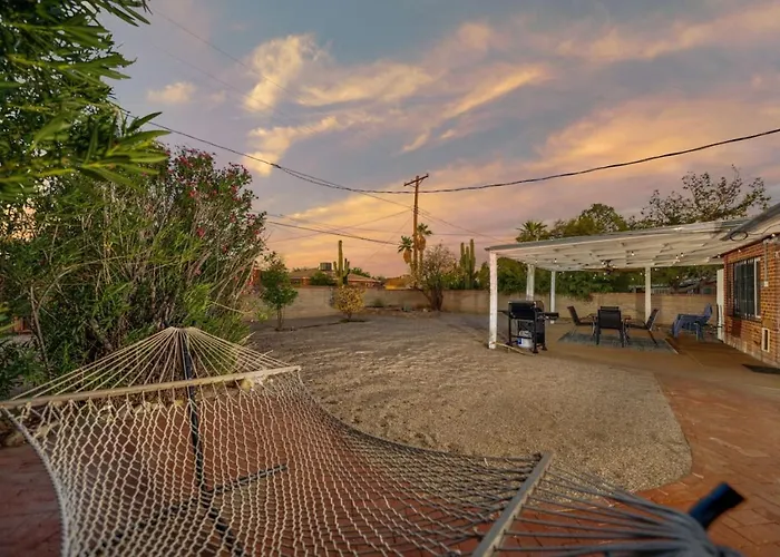 Carport, 4 Bedroom 2 Ba, Sleeps Up To 8, Fenced Yard