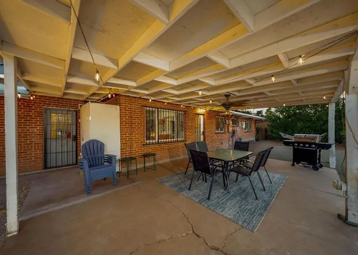 Carport, 4 Bedroom 2 Ba, Sleeps Up To 8, Fenced Yard Holiday home Tucson