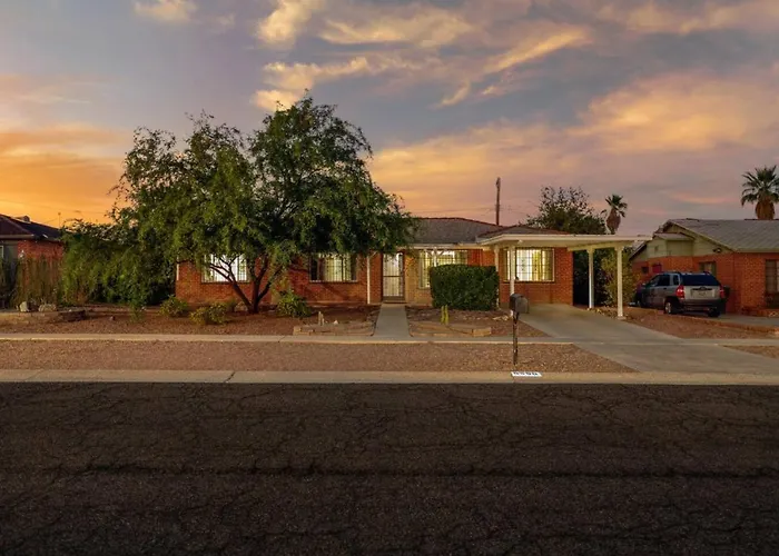 Carport, 4 Bedroom 2 Ba, Sleeps Up To 8, Fenced Yard *