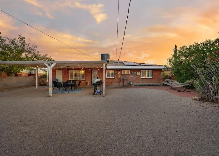 Carport, 4 Bedroom 2 Ba, Sleeps Up To 8, Fenced Yard Holiday home